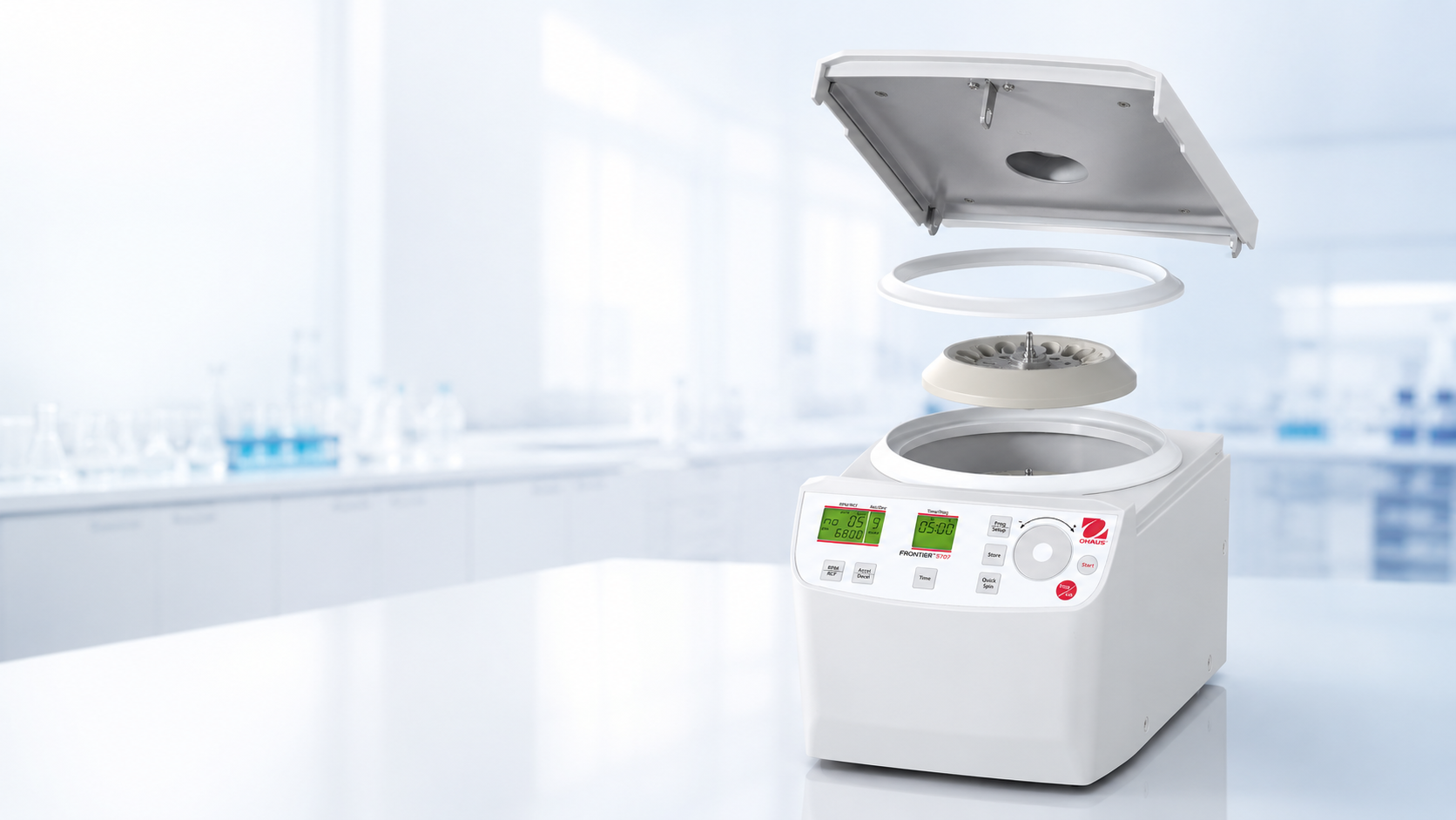 Modern laboratuvar ortamında OHAUS Frontier FC5707 santrifüj
